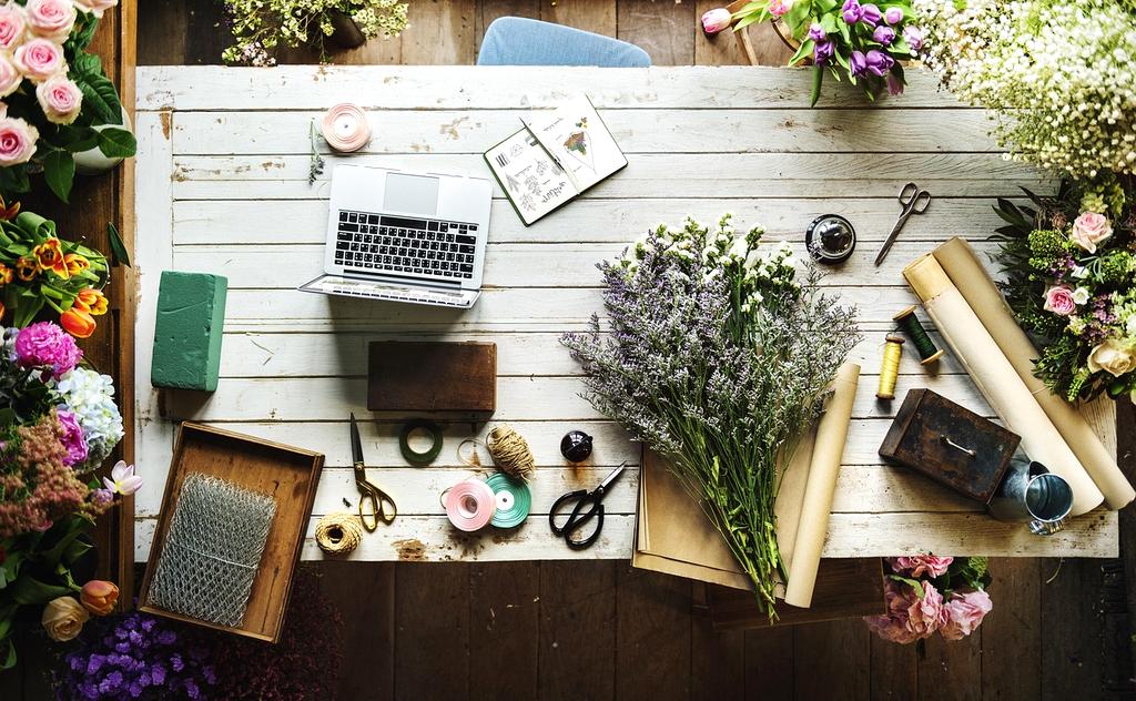 Kolorowy bukiet okolicznościowy z tulipanów i eustom