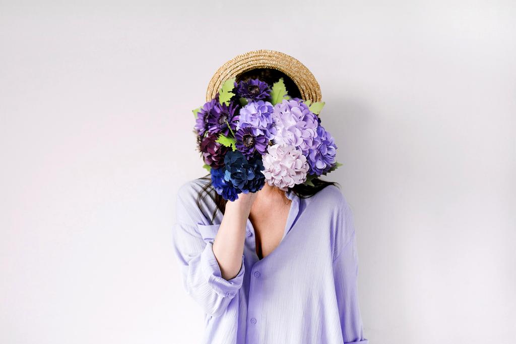 Florystka tworząca elegancki bukiet w profesjonalnym studio