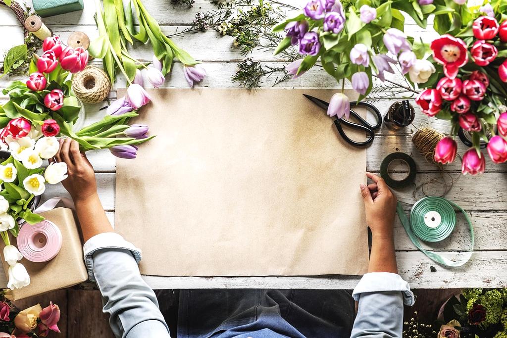 Delikatny bukiet różowych róż z zielonymi liśćmi