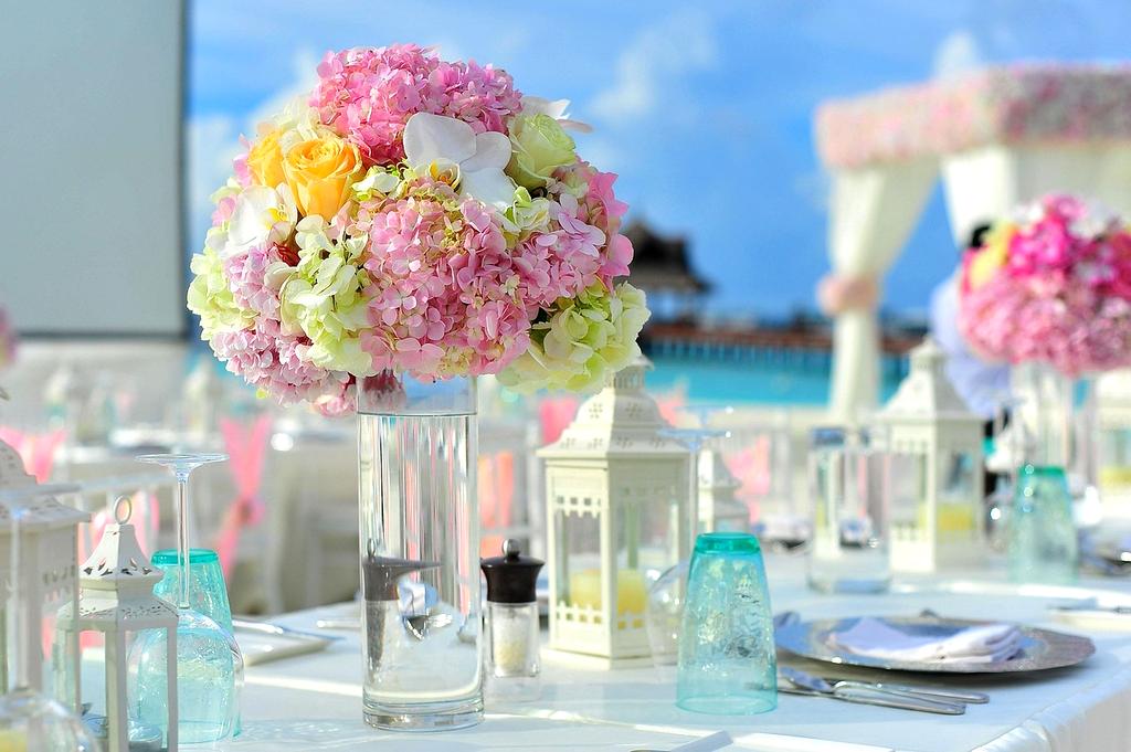 Zespół florystów lidydua przy pracy w pracowni florystycznej