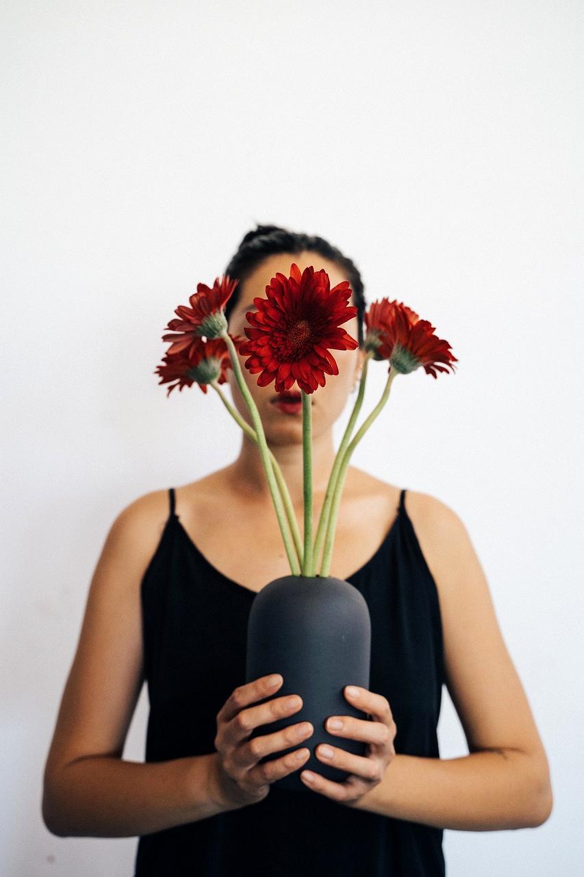 Zimowa kolekcja kompozycji z gałązkami sosny i białymi kwiatami